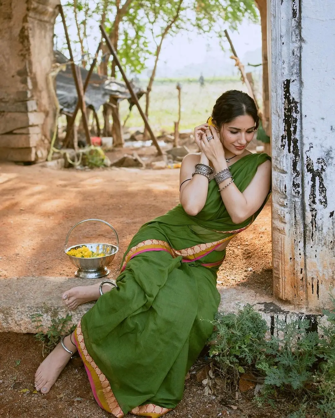 INDIAN ACTRESS RUHANI SHARMA IN GREEN SAREE SLEEVELESS BLOUSE 4